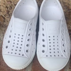 Native toddler size 7, white